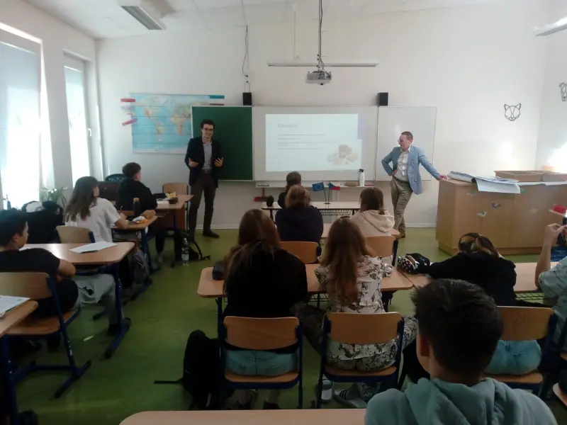 Lektoři při prezentaci o komoditách ve třídě