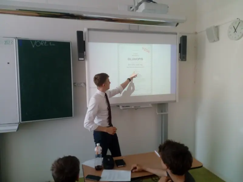 Lektor vysvětluje dluhopisy studentům